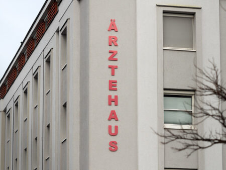 Der Ärztenachwuchs versorgt die Menschen immer häufiger in „Ärztehäusern“ oder über „Gemeinschaftspraxen“. Eine Festanstellung und feste Arbeitszeiten ermöglichen ein geregelteres Leben als in der klassischen Arztpraxis.
