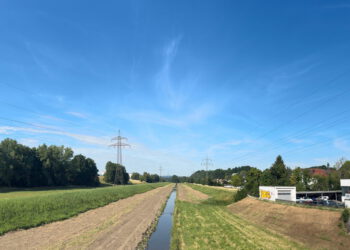 Das Rinnsal ist kein Bach, sondern der Rest vom Weißen Main in Kulmbach: Nach Regenfällen bis zu den Ufern gefüllt, folgen immer häufiger Trockenperioden, dem aus dem Fluß ein Rinnsal machen. Foto: FocusFranken