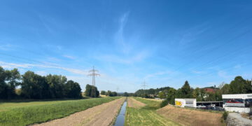 Das Rinnsal ist kein Bach, sondern der Rest vom Weißen Main in Kulmbach: Nach Regenfällen bis zu den Ufern gefüllt, folgen immer häufiger Trockenperioden, dem aus dem Fluß ein Rinnsal machen. Foto: FocusFranken