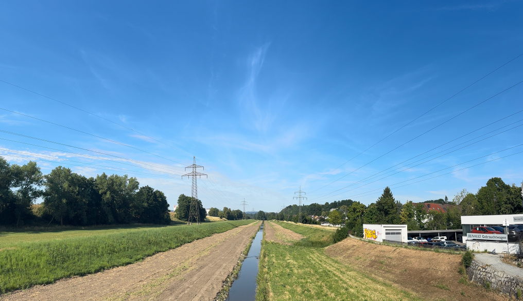 Das Rinnsal ist kein Bach, sondern der Rest vom Weißen Main in Kulmbach: Nach Regenfällen bis zu den Ufern gefüllt, folgen immer häufiger Trockenperioden, dem aus dem Fluß ein Rinnsal machen. Foto: FocusFranken